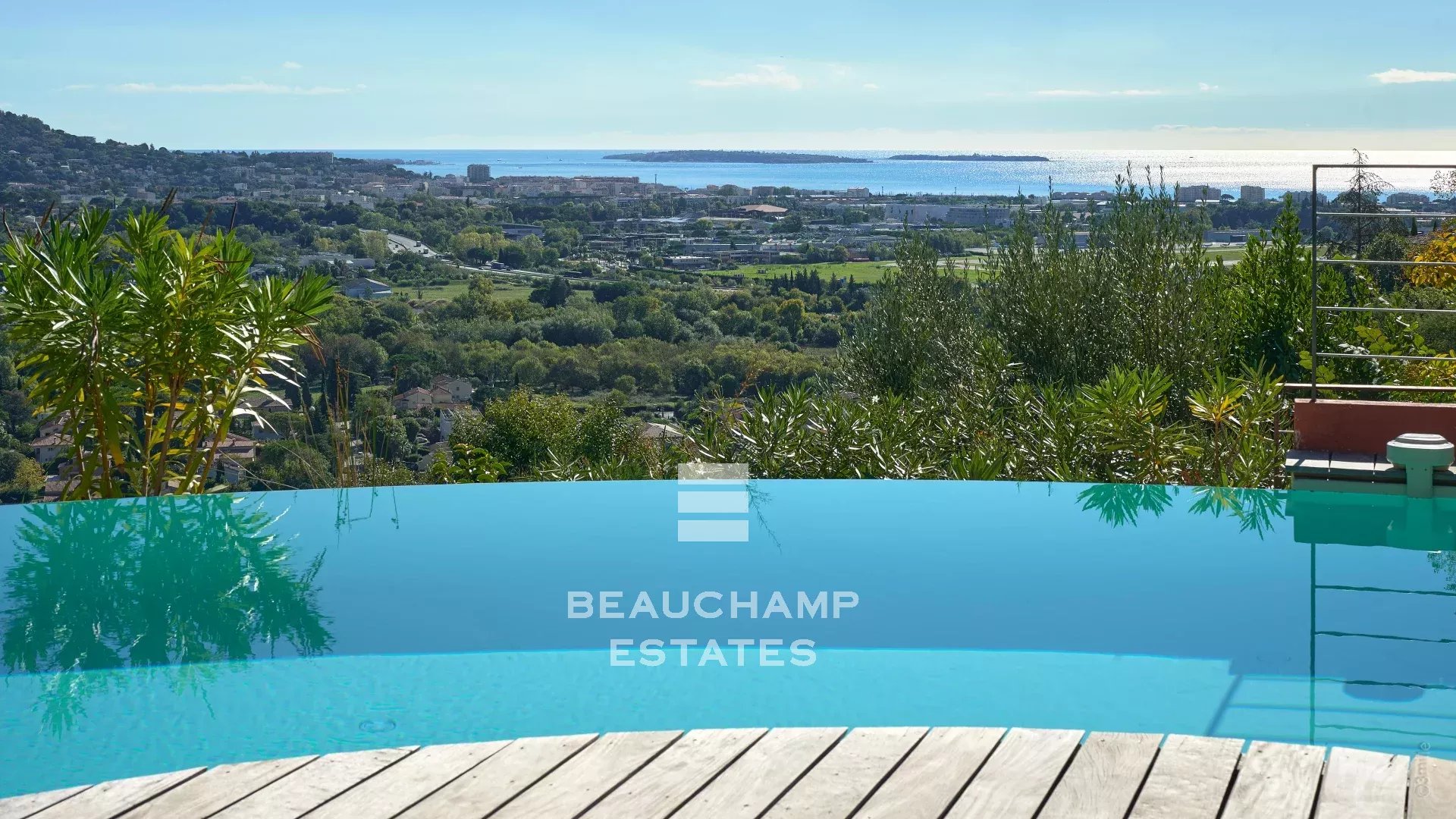 Rare villa d’architecte 5 chambres vue mer quartier du Capitou à Mandelieu