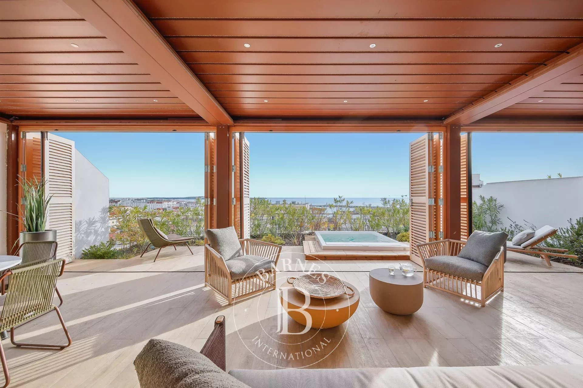 CANNES CENTRE - ROOFTOP - VUE MER - JACUZZI - 3 PIECES