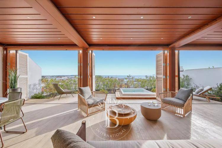 CANNES CENTRE - ROOFTOP - VUE MER - JACUZZI - 3 PIECES