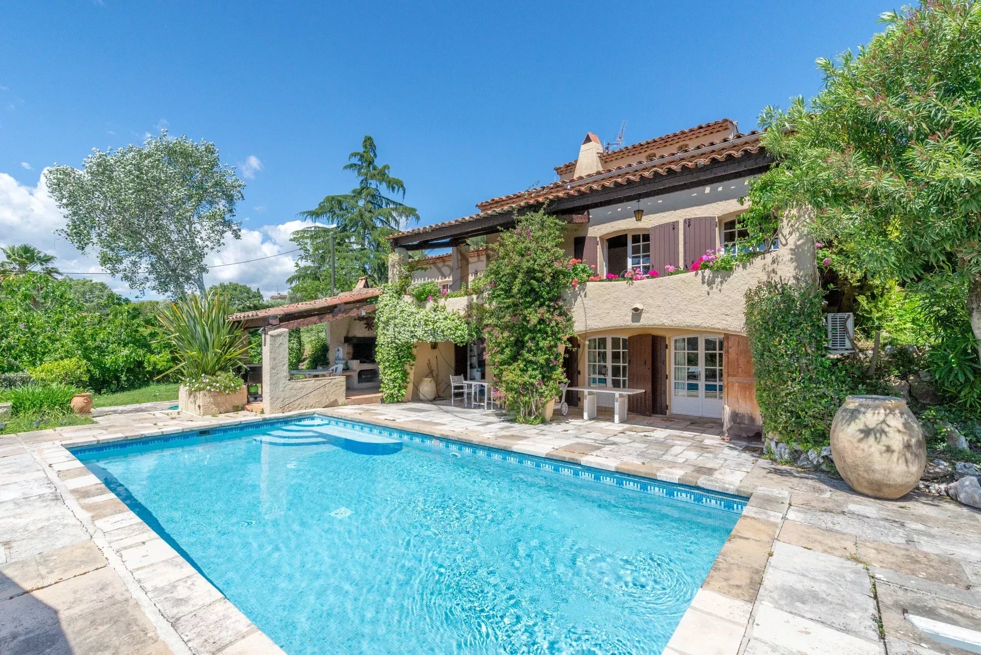 MOUGINS – PROPRIÉTÉ PROVENÇALE - VUE MER