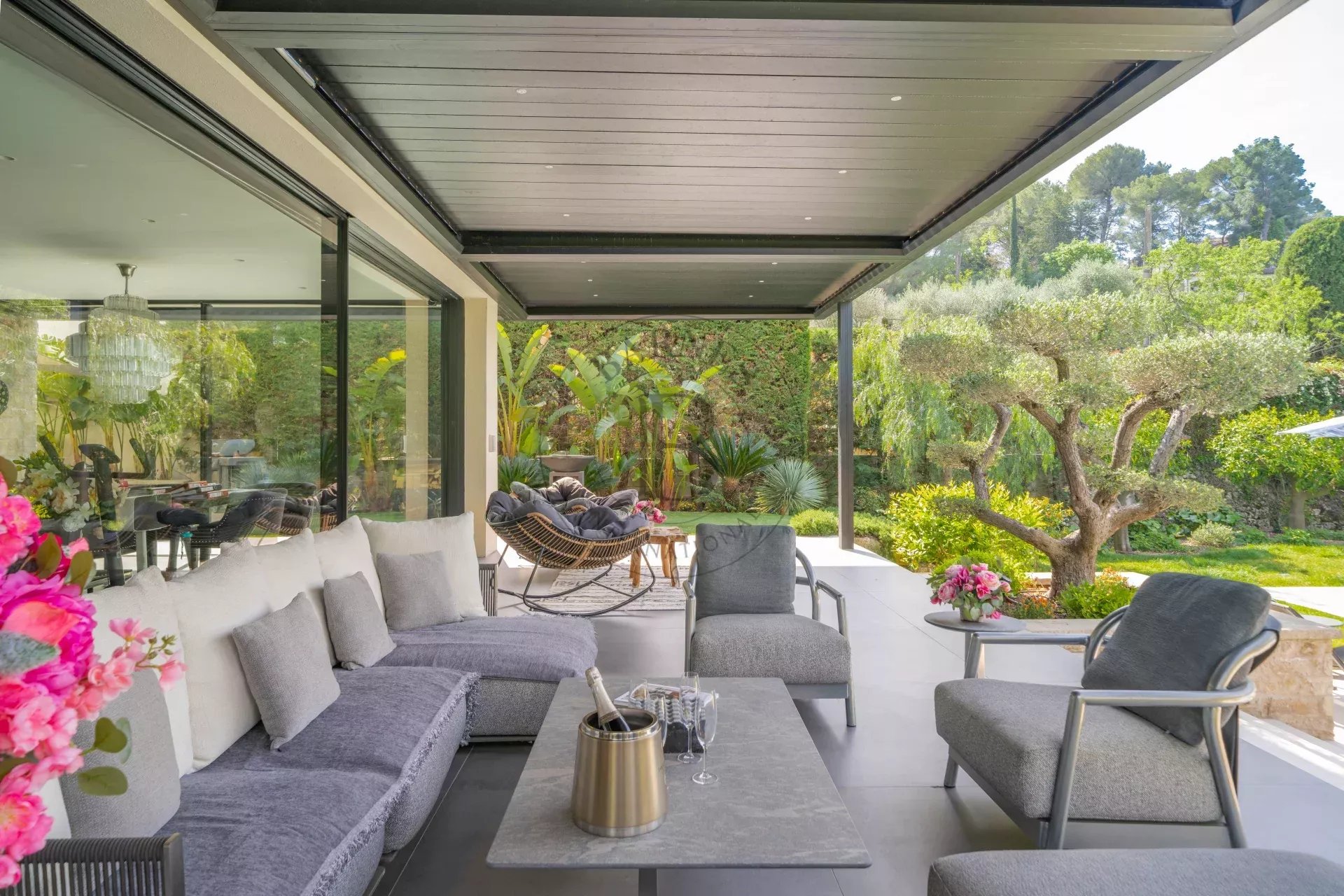 MOUGINS – SUPERBE VILLA MODERNE – DOMAINE FERMÉ