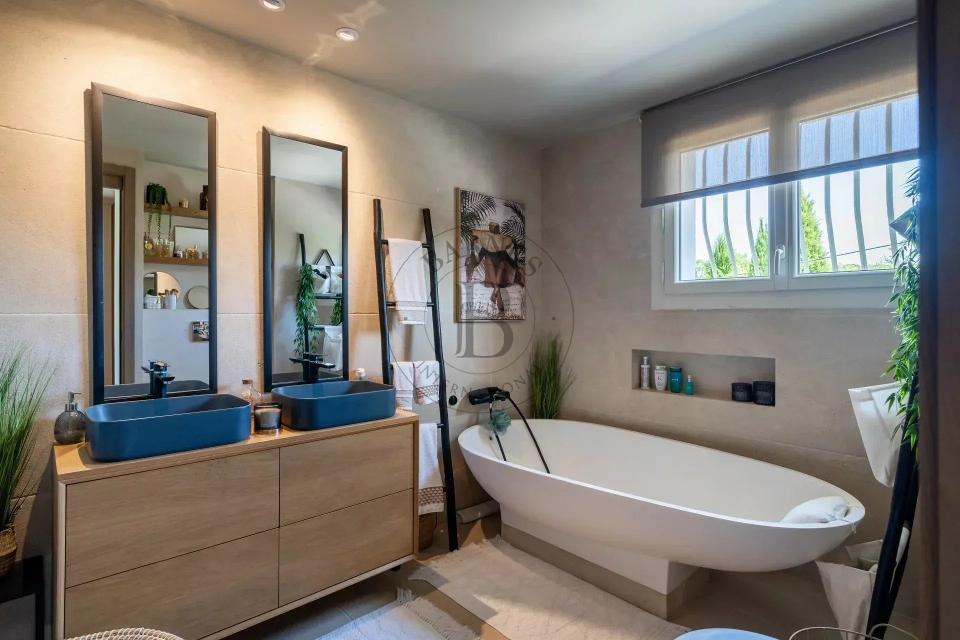 MOUGINS - VILLA RÉNOVÉE - DOMAINE SÉCURISÉ