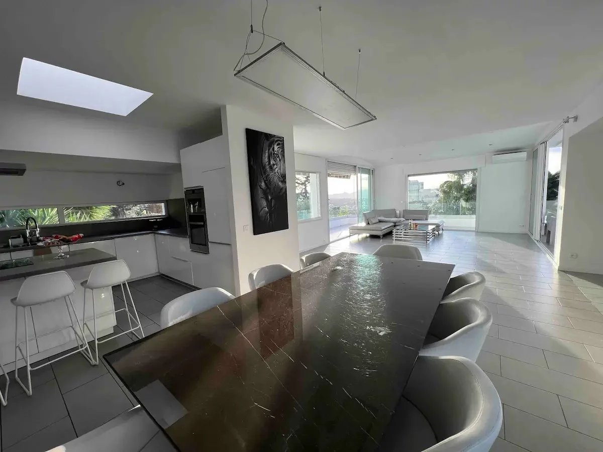 Villa contemporaine 258 m² – Vue mer, piscine, prestations haut de gamme