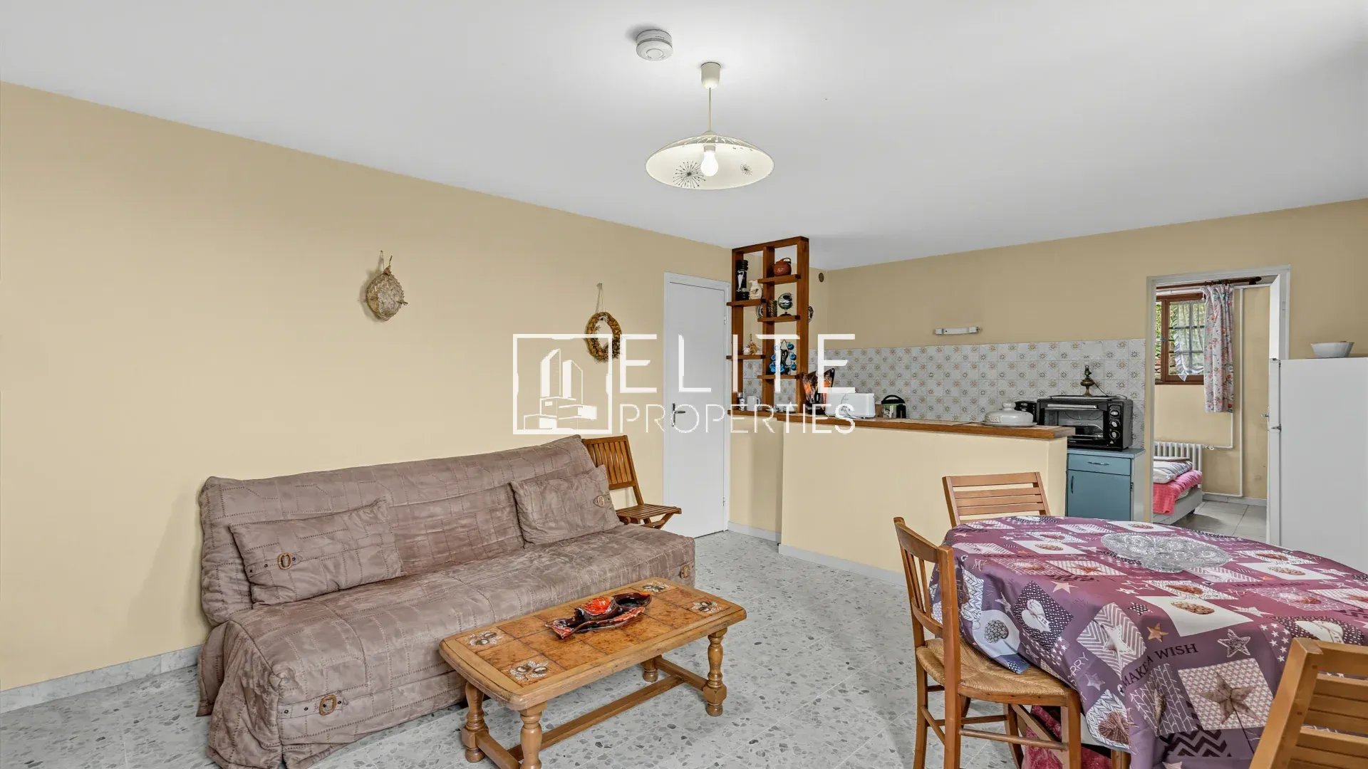 MANDELIEU-LA-NAPOULE (CAPITOU) : Maison à rénover, 110 m² habitables, vue panoramique mer et collines, terrain de 1700m²