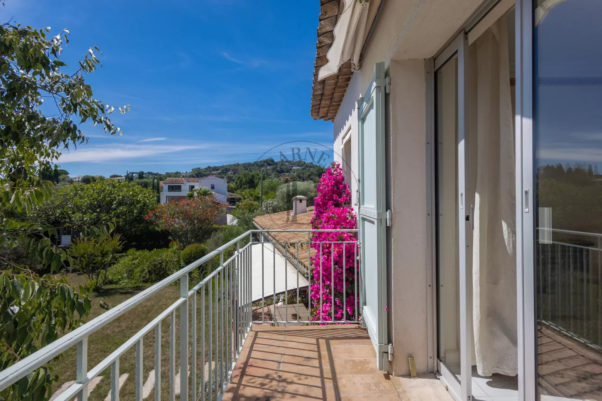 MOUGINS - VILLA AU CALME