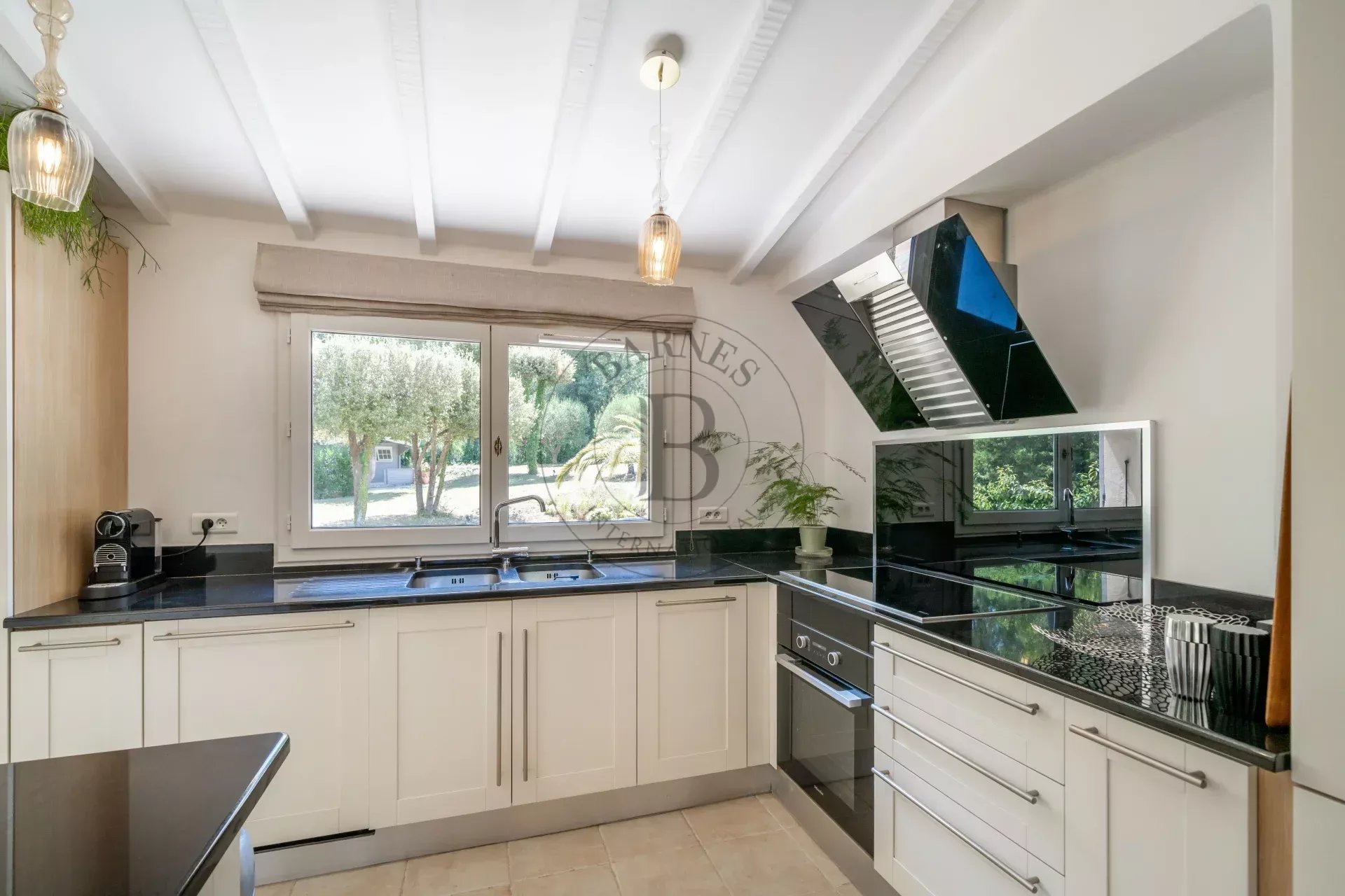 MOUGINS - VILLA DE CHARME - PROCHE DE L'ETANG