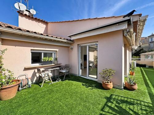 LE CANNET- APPARTEMENT FAÇON VILLA SUR LES TOITS – GARAGE & PISCINE