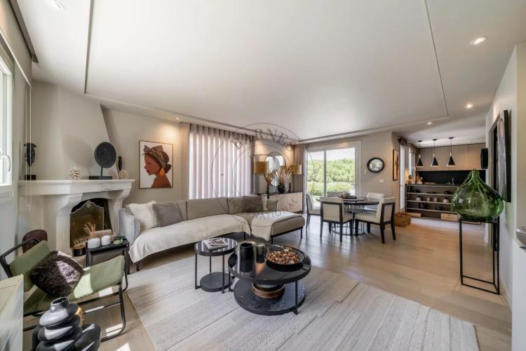 MOUGINS - VILLA DOMAINE FERME A PIED DES COMMERCES