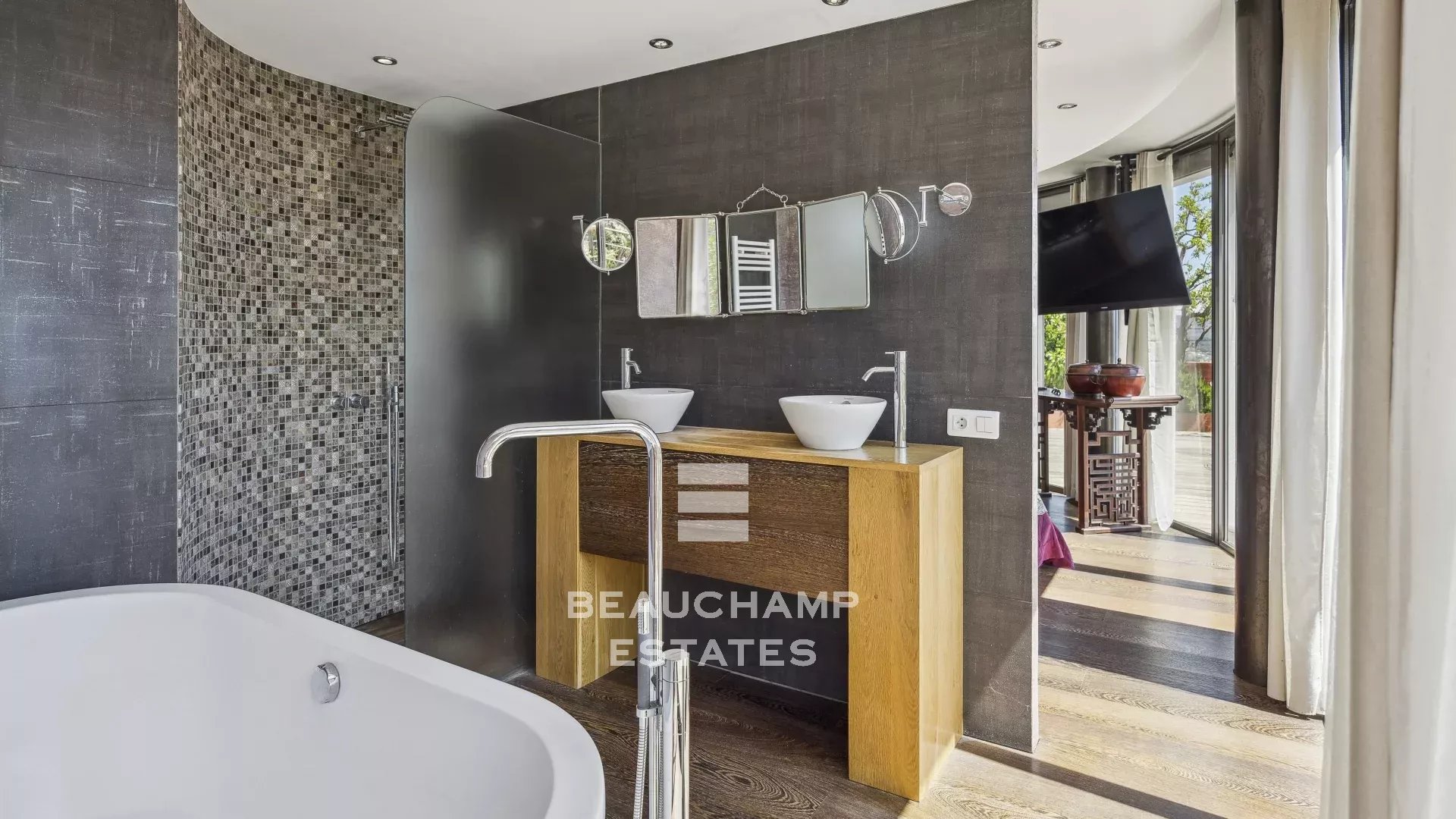 Rare villa d’architecte 5 chambres vue mer quartier du Capitou à Mandelieu