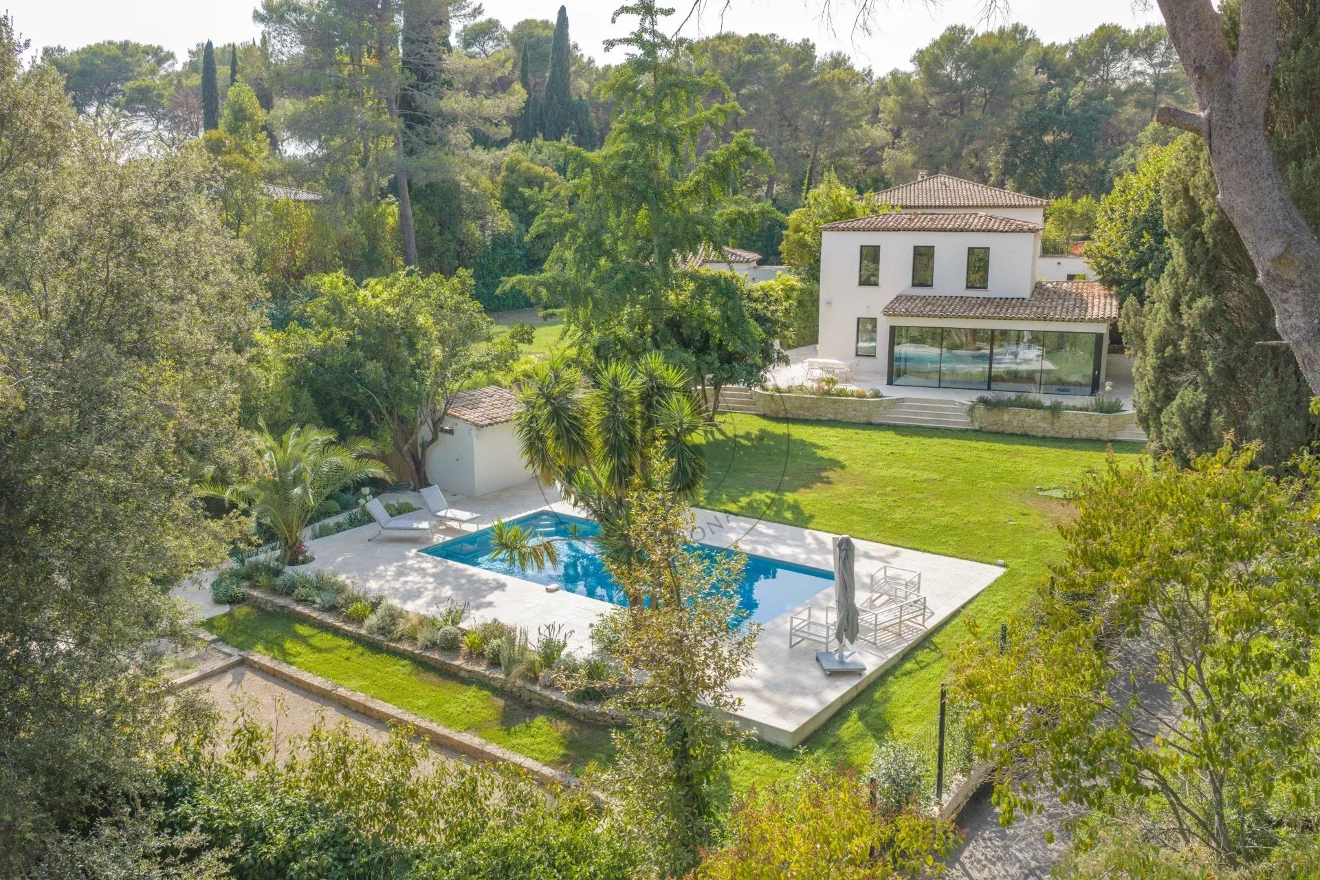 MOUGINS - QUARTIER SÉCURISÉ - AU CALME