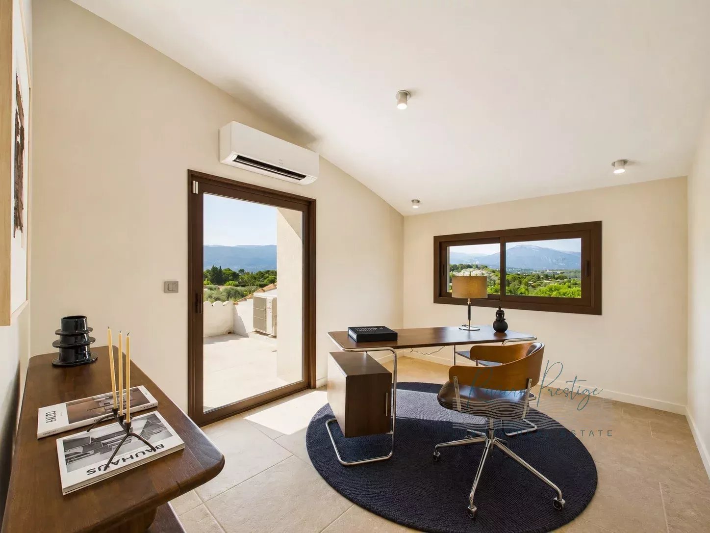 VILLA DE CHARME AVEC VUE DANS LE SECTEUR RÉSIDENTIEL DE CASTELLARAS