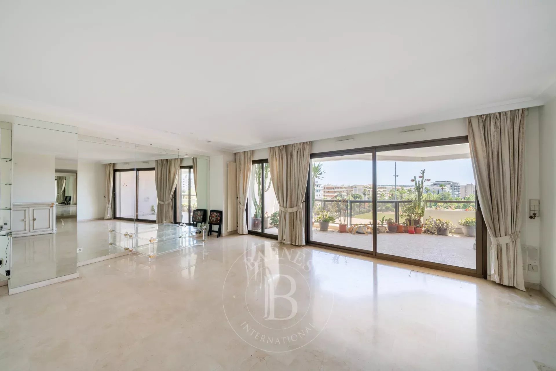 CANNES PALM BEACH – APPARTEMENT 3 PIÈCES – APERÇU MER - GARAGE