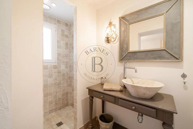 MOUGINS - VILLA DANS UN DOMAINE PRIVE - A PIEDS DES COMMODITES