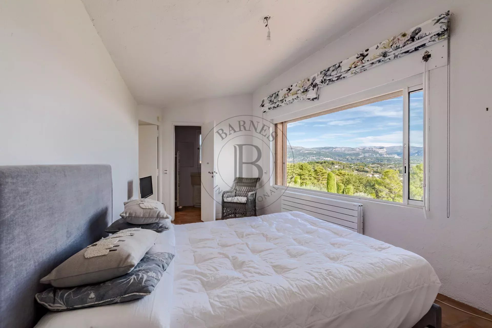 PROCHE MOUGINS –VILLA D’ARCHITECTE COUËLLE – DOMAINE DE CASTELLARAS LE VIEUX