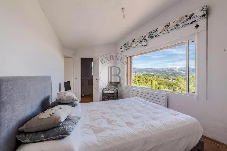 PROCHE MOUGINS –VILLA D’ARCHITECTE COUËLLE – DOMAINE DE CASTELLARAS LE VIEUX