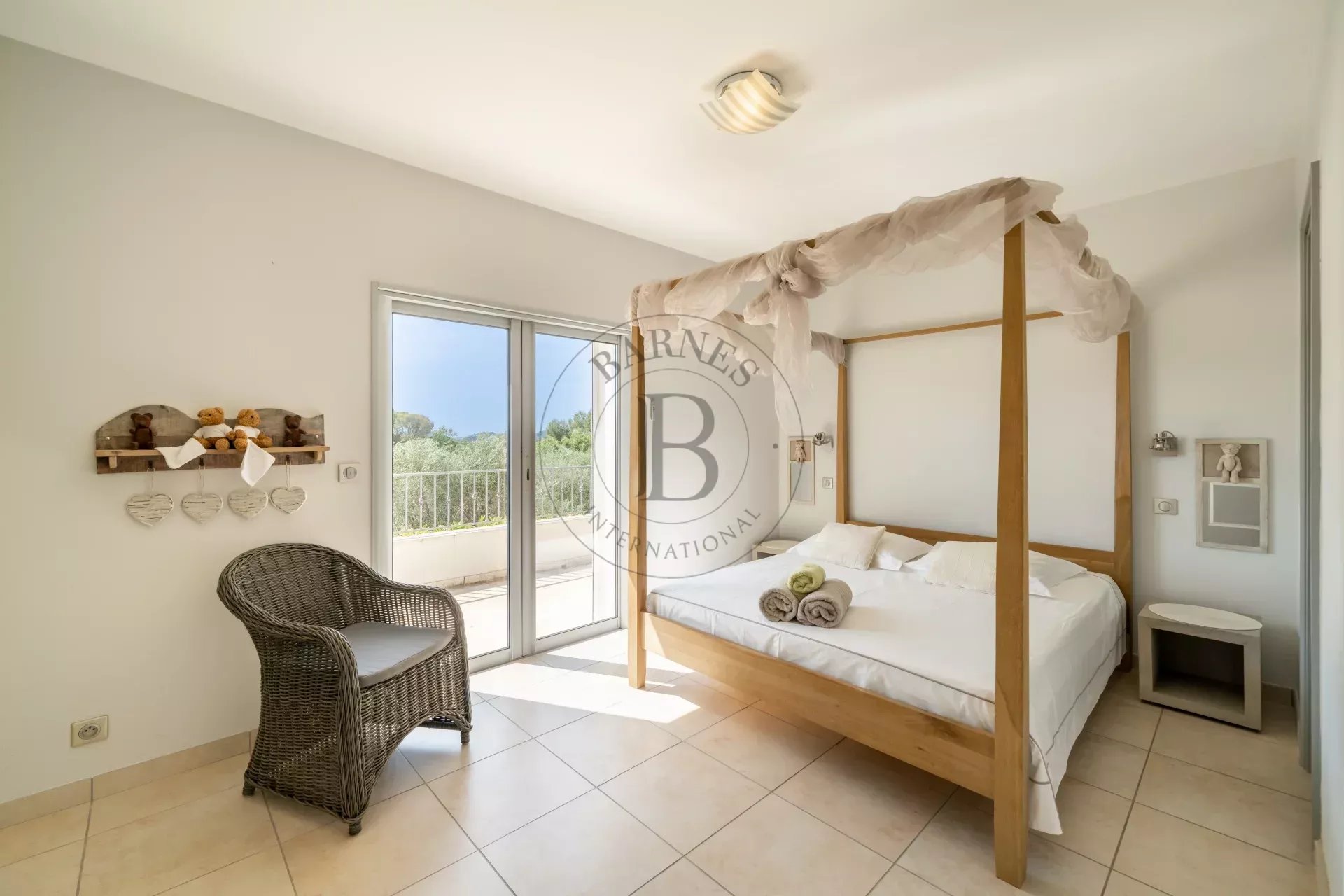 EXCLUSIVITÉ MOUGINS - VILLA NÉO-PROVENÇALE - VUE DÉGAGÉE