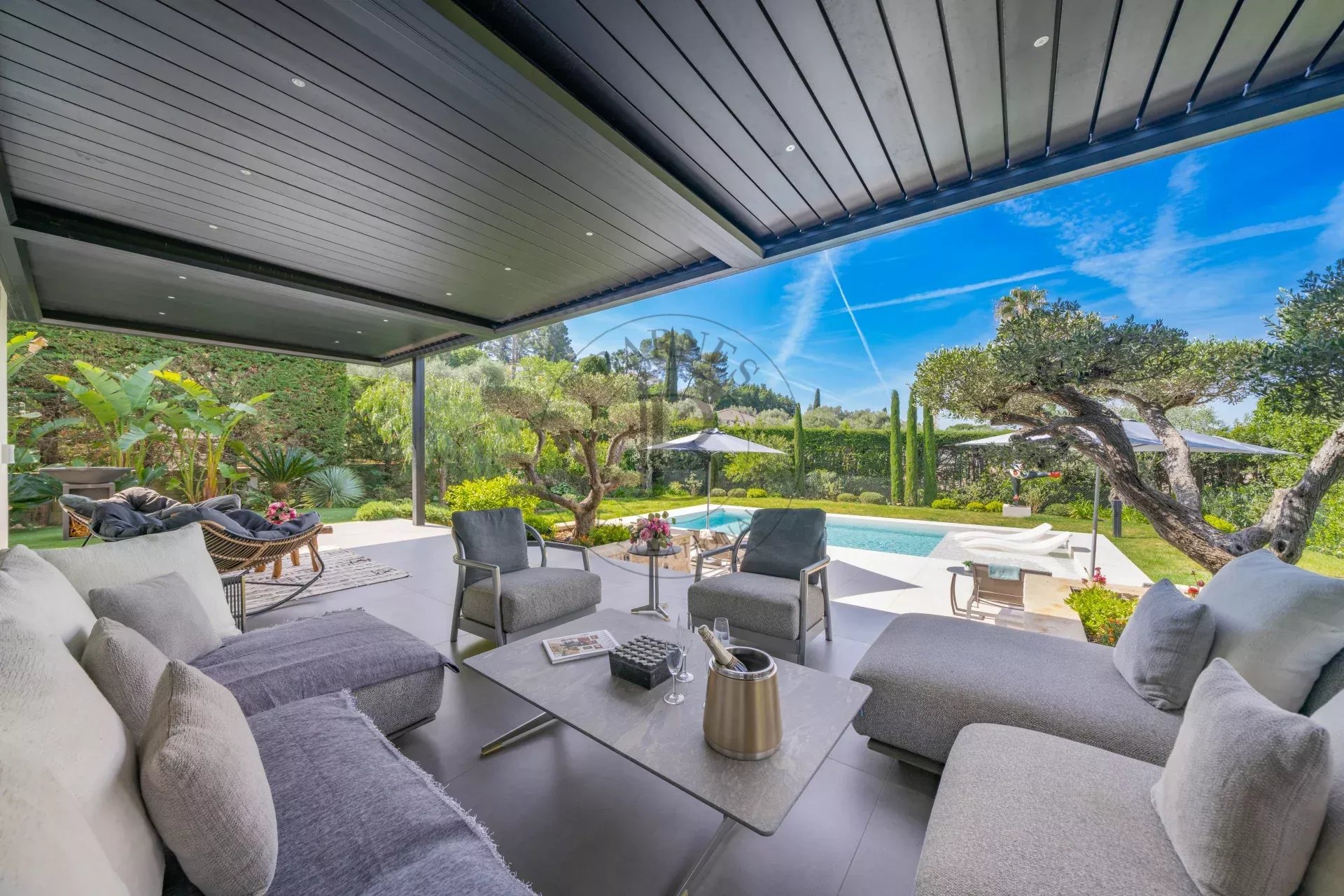 MOUGINS – SUPERBE VILLA MODERNE – DOMAINE FERMÉ