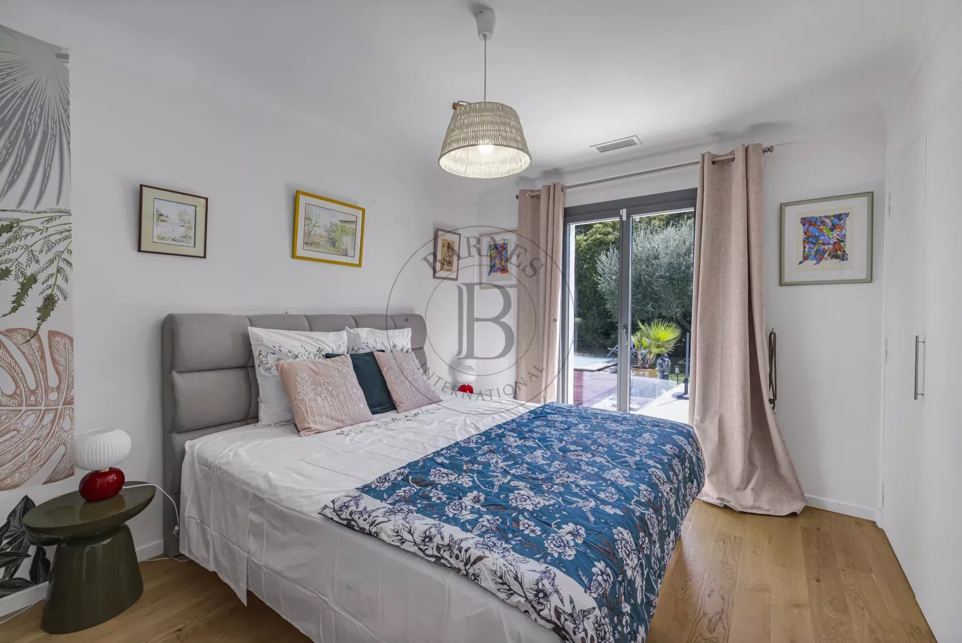 MOUGINS - VILLA DE PLAIN-PIED RENOVEE - PISCINE