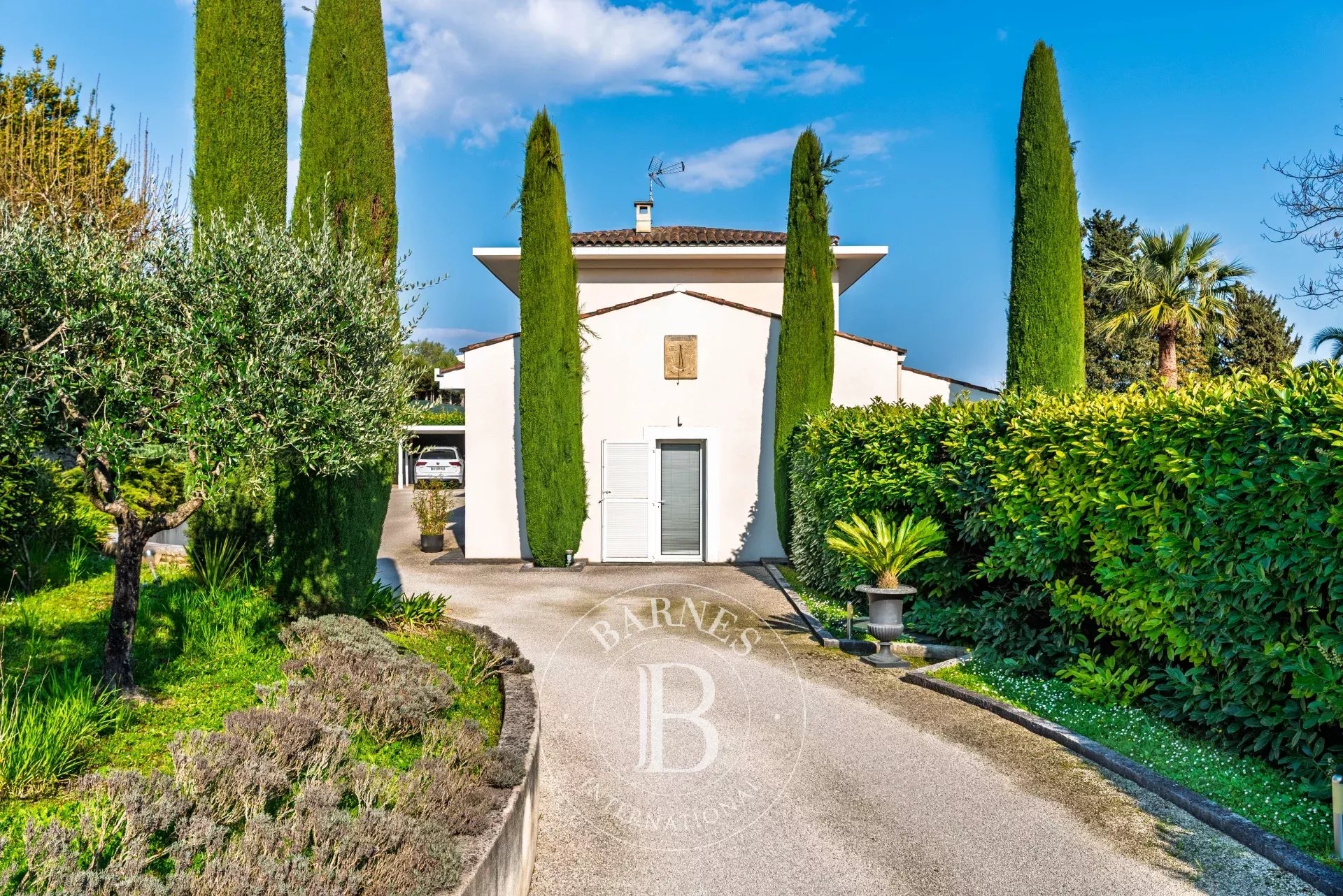 À pied du village de Valbonne – Villa plein sud, piscine, studio indépendant