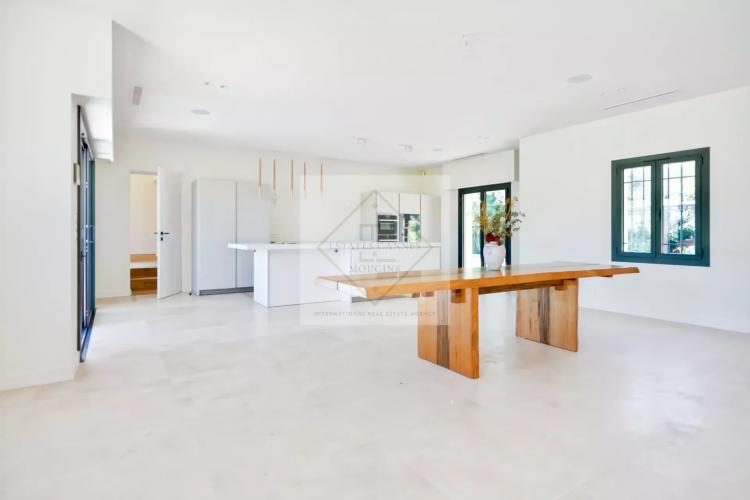 Villa neuve contemporaine de plain-pied dans un domaine de prestige à Mougins