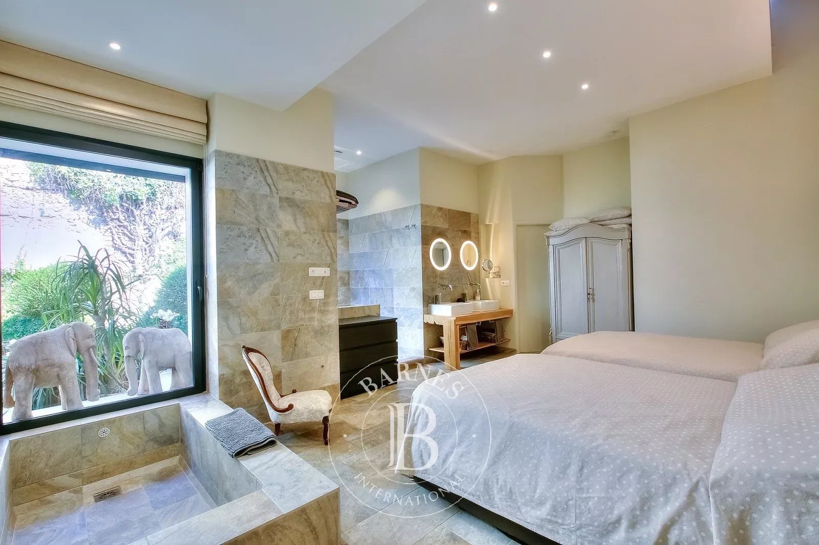 CANNES CENTRE - LOFT ATYPIQUE - HAUTEUR SOUS PLAFOND