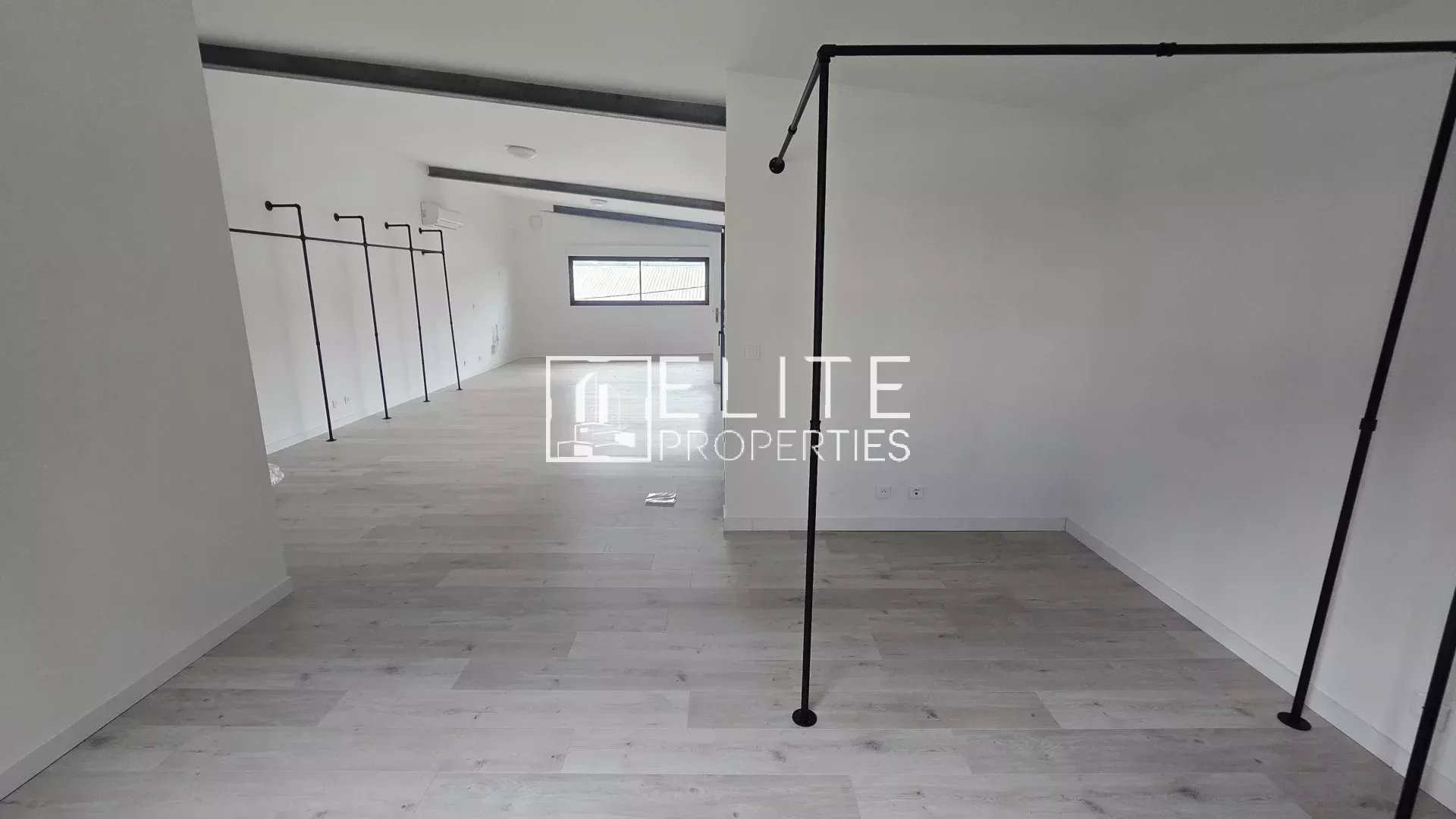 LOCAL COMMERCIAL DE 83m² + PARKINGS MOUGINS