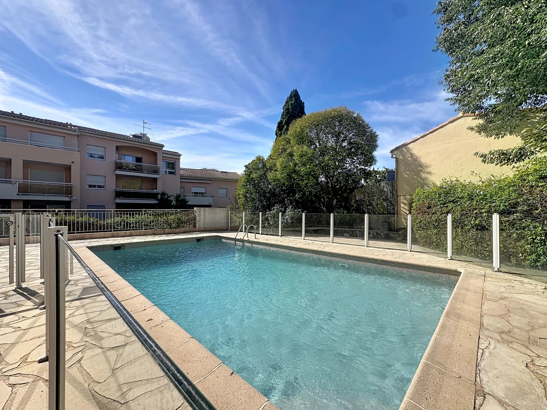 LE CANNET- APPARTEMENT FAÇON VILLA SUR LES TOITS – GARAGE & PISCINE
