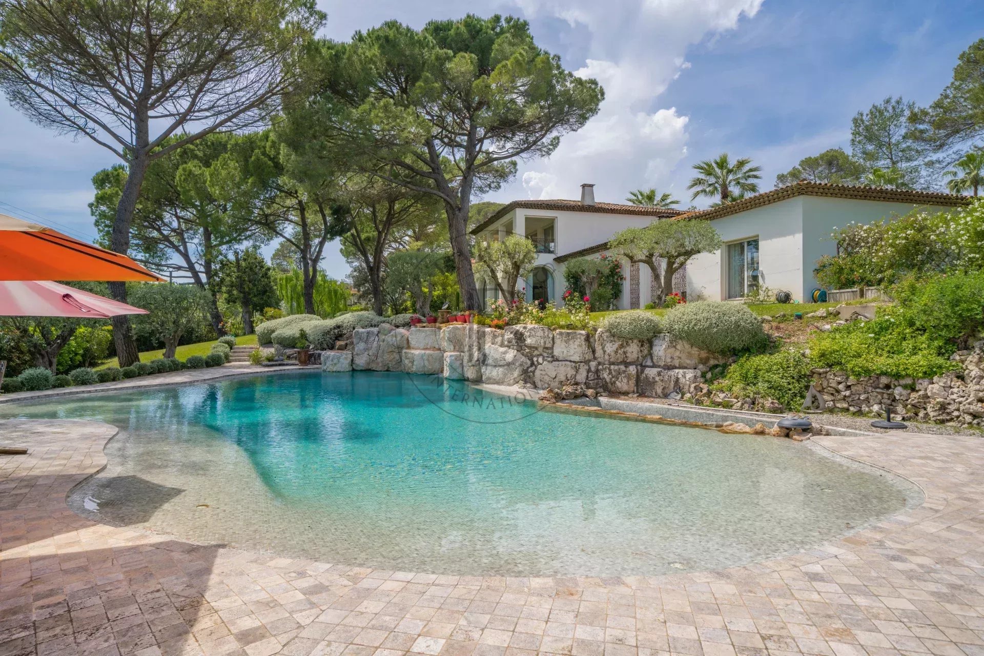 MOUGINS – VILLA AVEC PISCINE LAGON - PISCINE INTÉRIEURE ET TENNIS