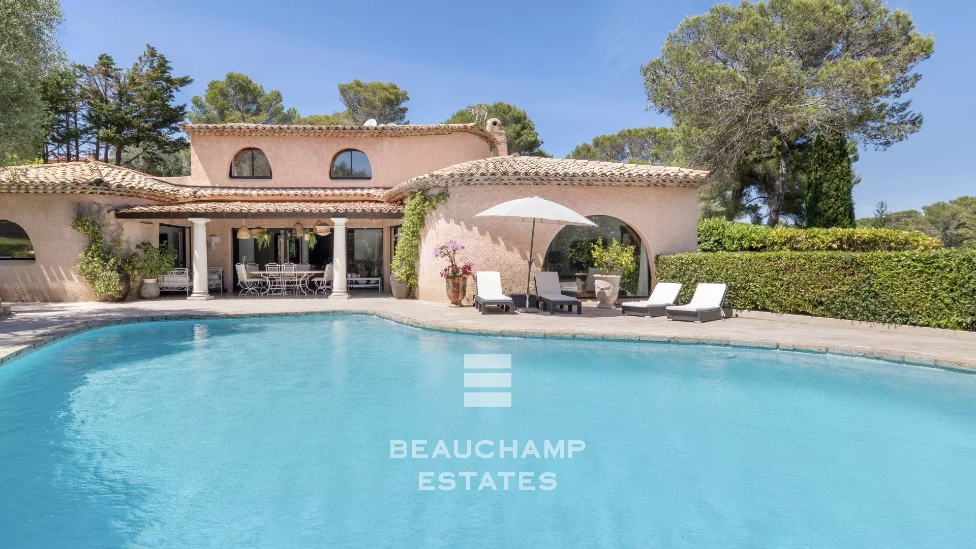 Exclusivité : atypique 5 chambres avec piscine - Mougins