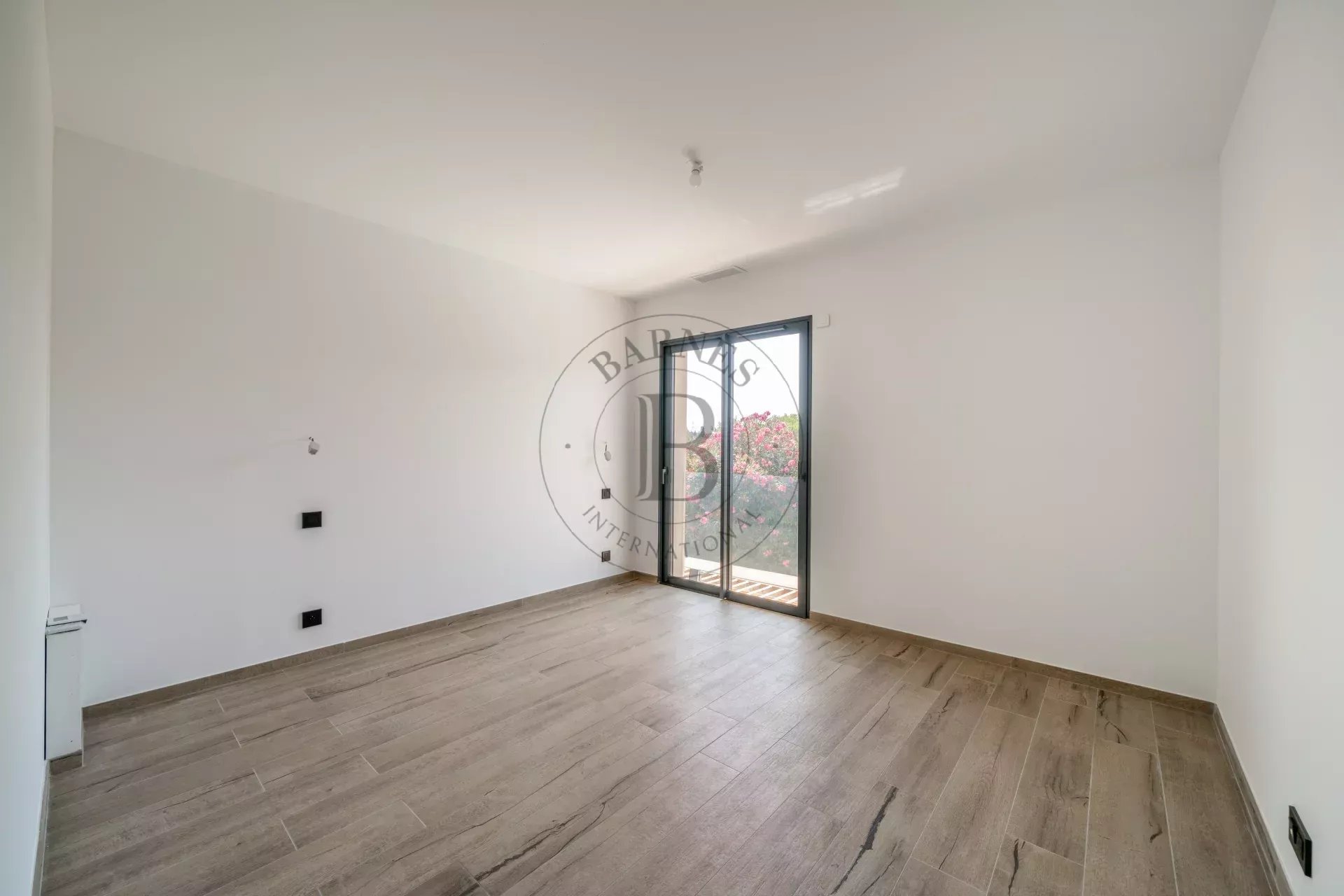 MOUGINS - VILLA NEUVE CONTEMPORAINE