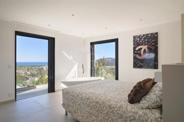 MANDELIEU LA NAPOULE - VILLA CONTEMPORAINE - VUE MER PANORAMIQUE