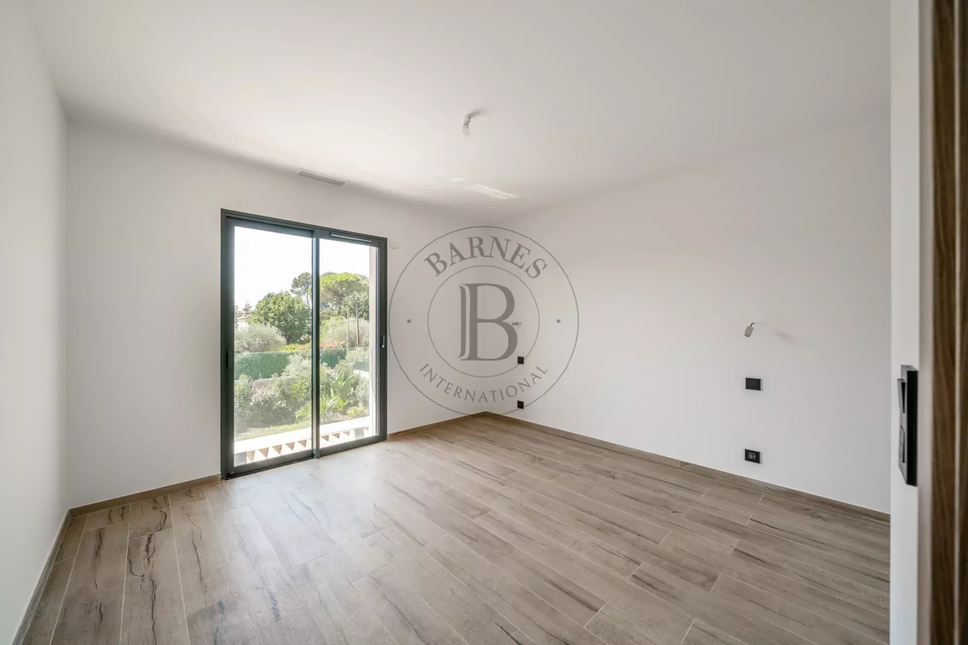 MOUGINS - VILLA NEUVE CONTEMPORAINE