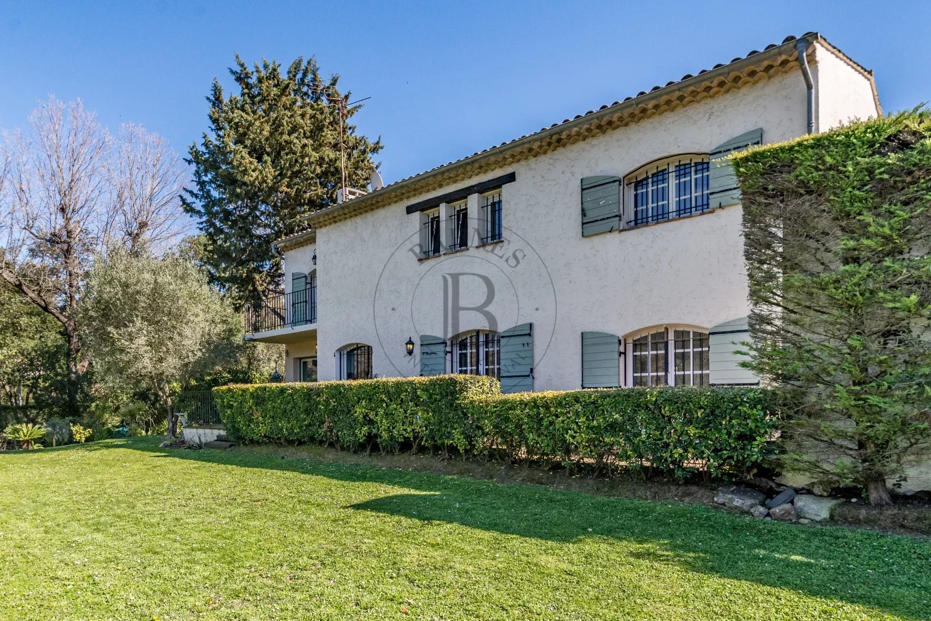 MOUGINS – VILLA FAMILIALE – DOMAINE SÉCURISÉ