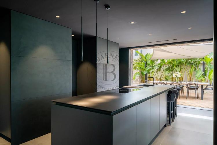 MOUGINS – SUPERBE VILLA MODERNE – DOMAINE FERMÉ