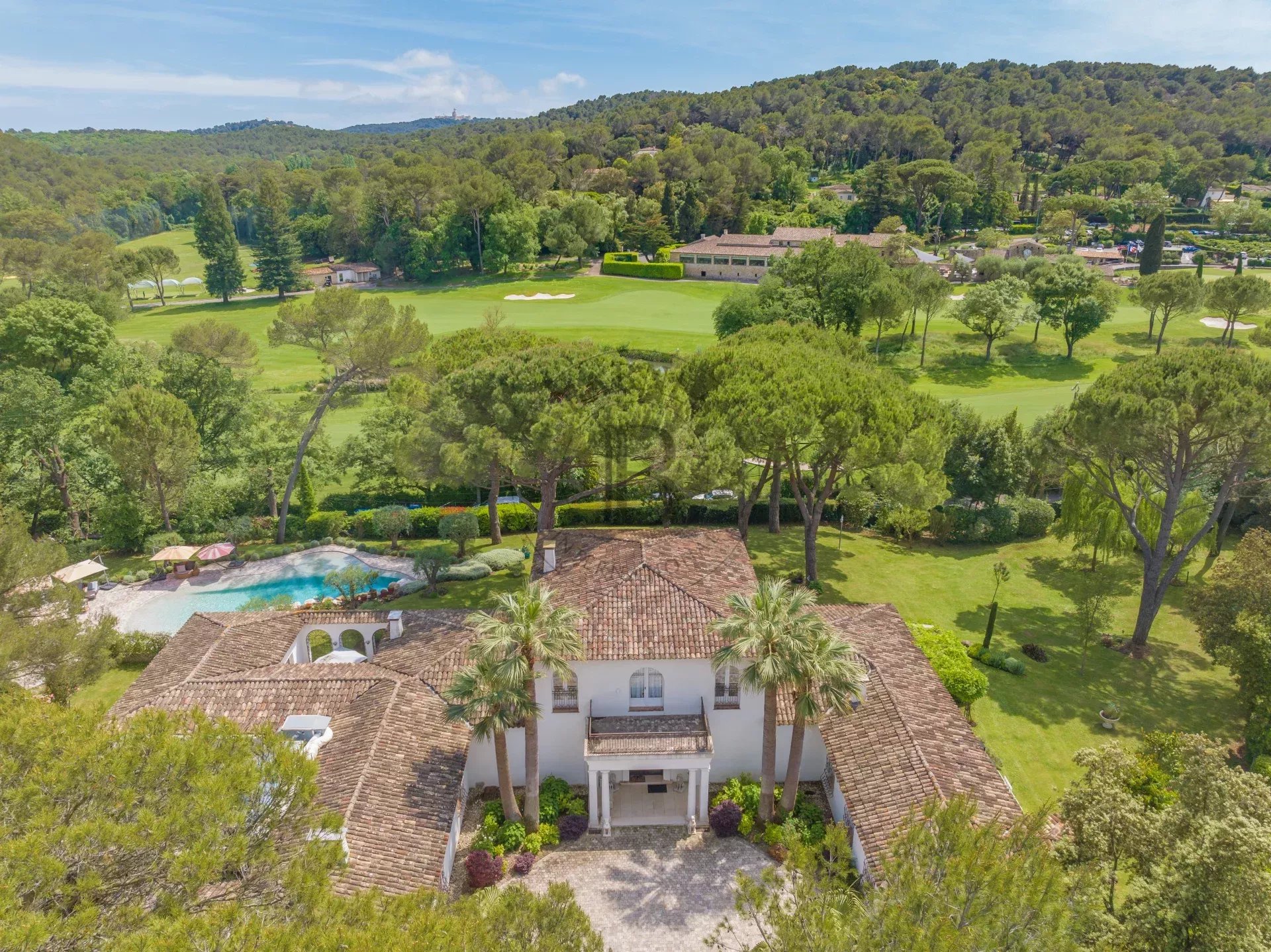 MOUGINS – VILLA AVEC PISCINE LAGON - PISCINE INTÉRIEURE ET TENNIS