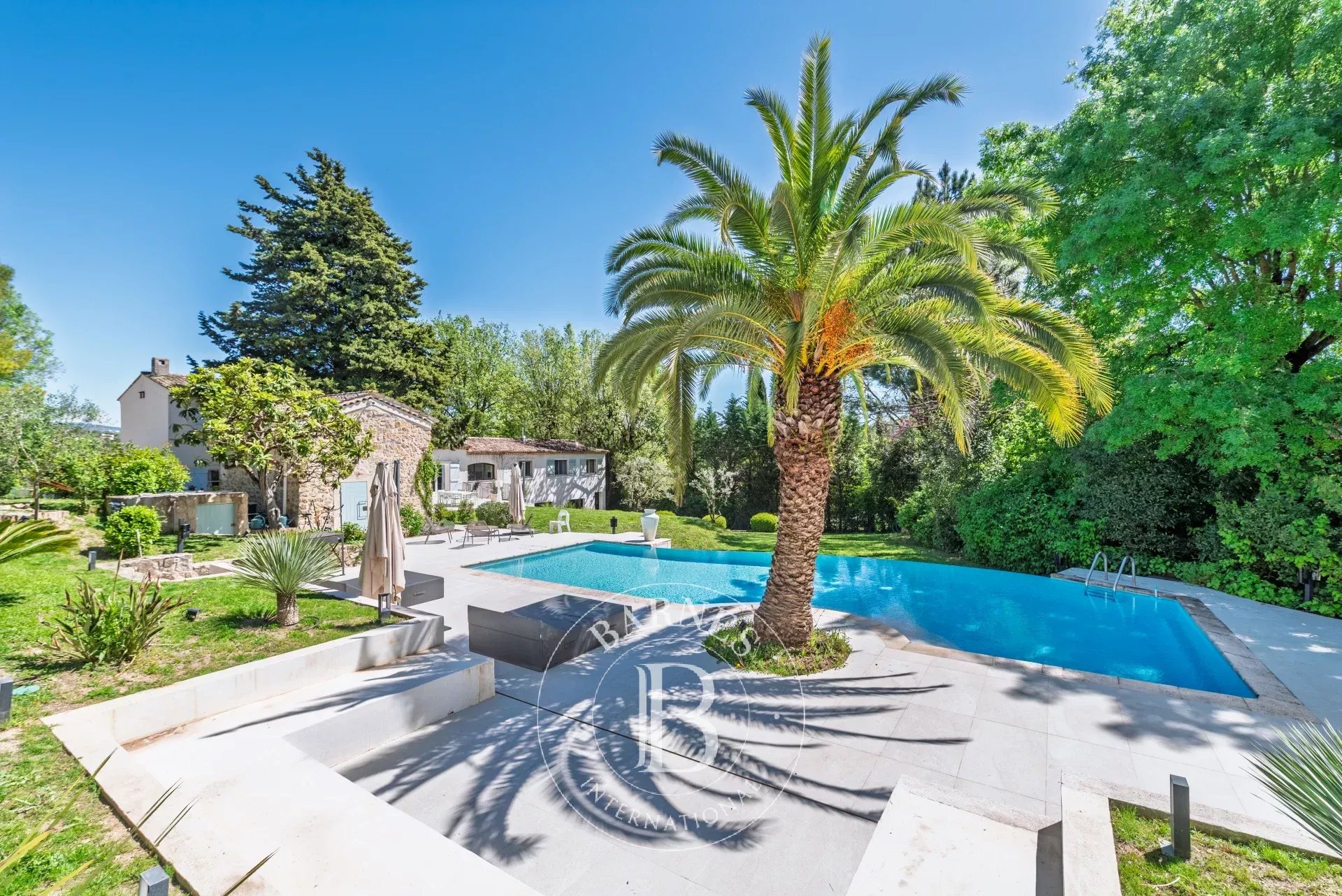 Valbonne - A pied du village - Propriété familiale rénovée - Maison d’amis - Mazet - Appartement indépendant.