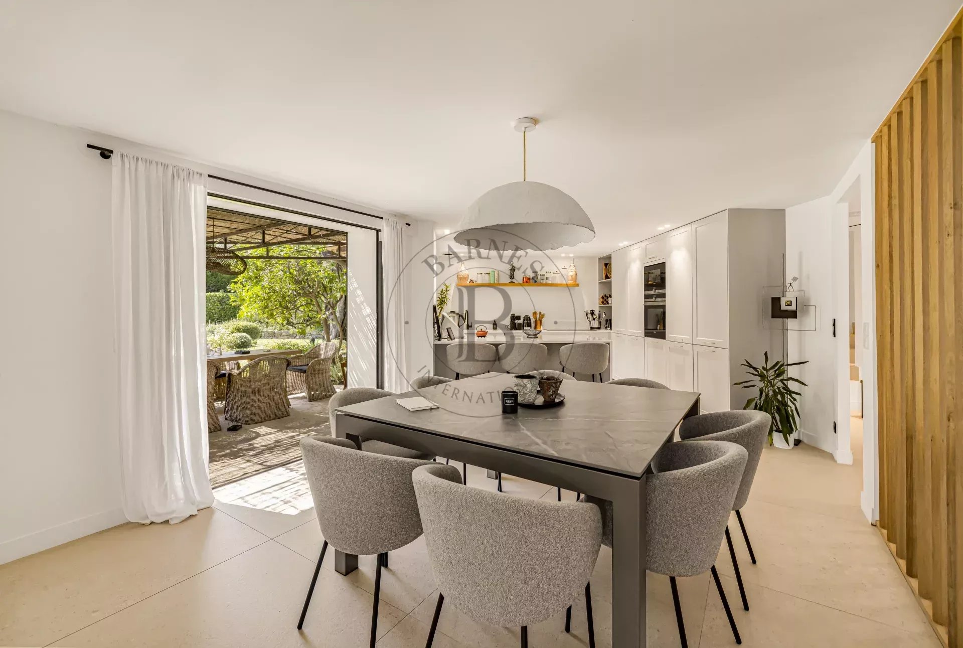MOUGINS - VILLA RECEMMENT RENOVEE DANS UN DOMAINE CONFIDENTIEL