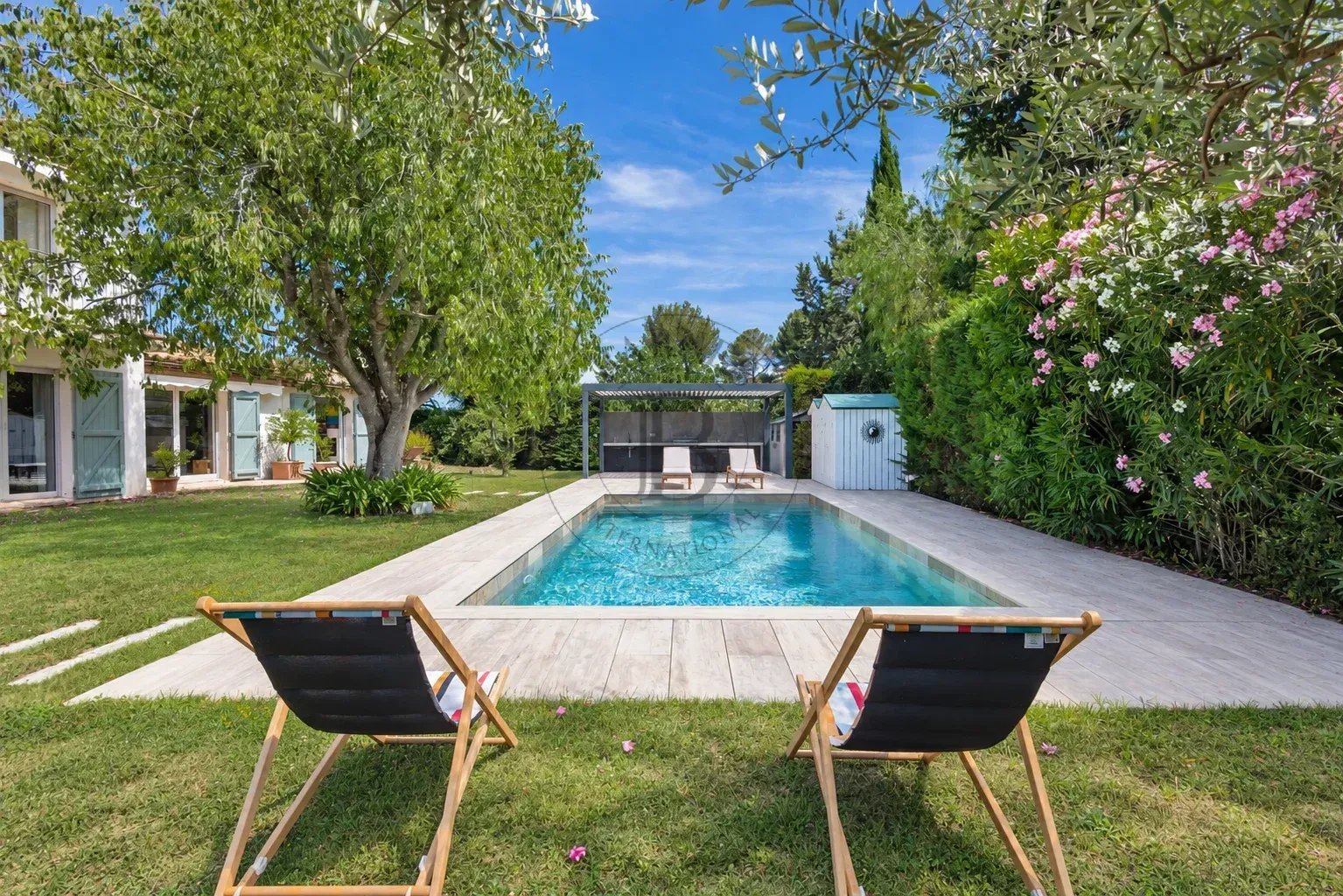 MOUGINS - VILLA AU CALME