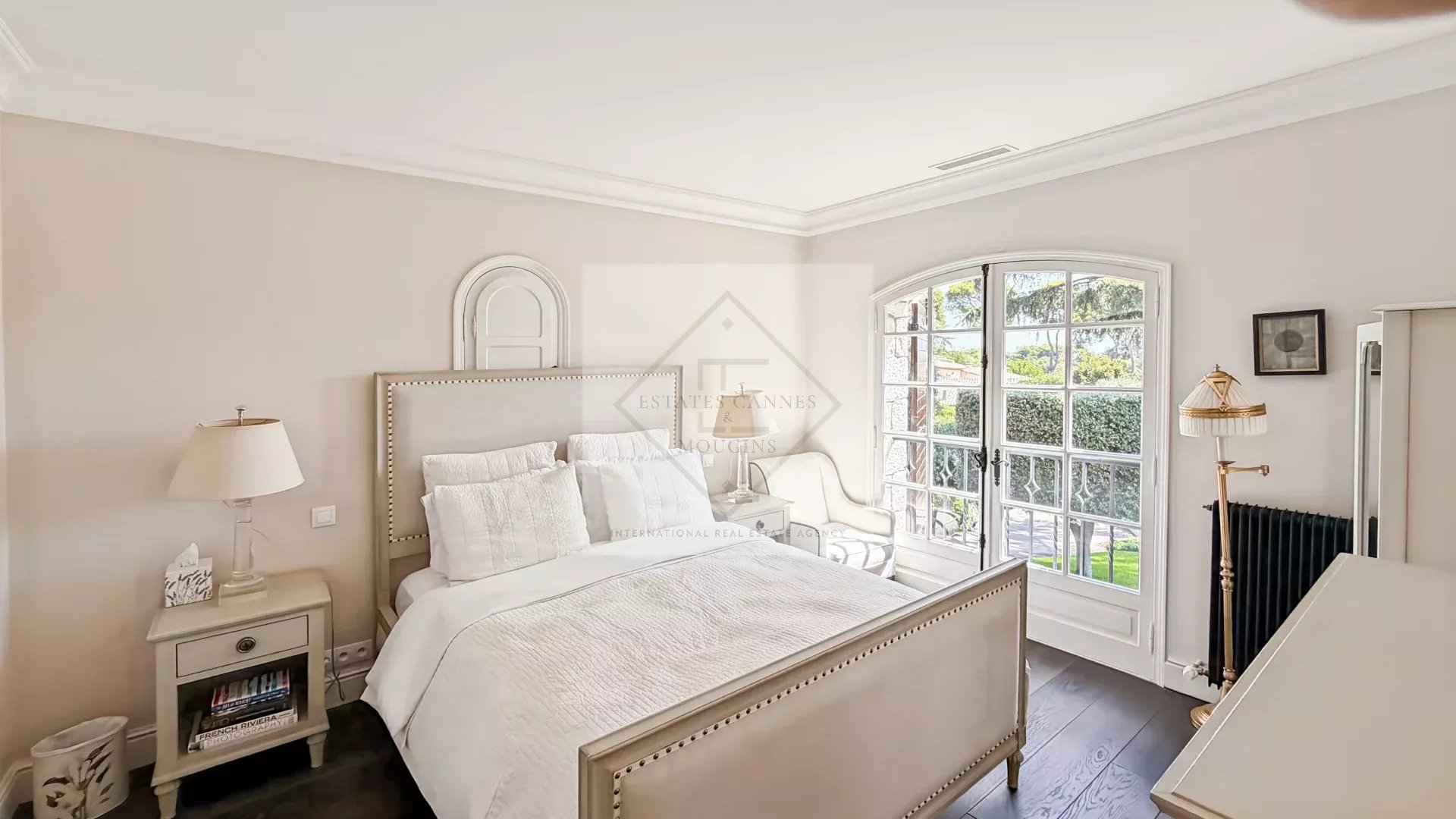 ANTIBES Élégante maison en pierre rénovée – Charme provençal proche plage