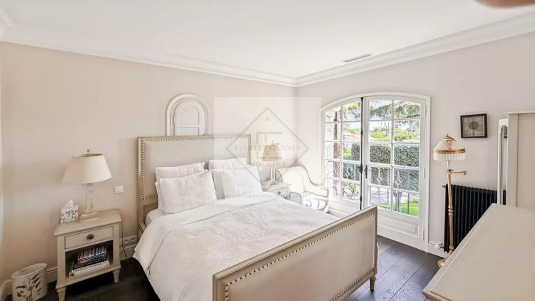ANTIBES Élégante maison en pierre rénovée – Charme provençal proche plage