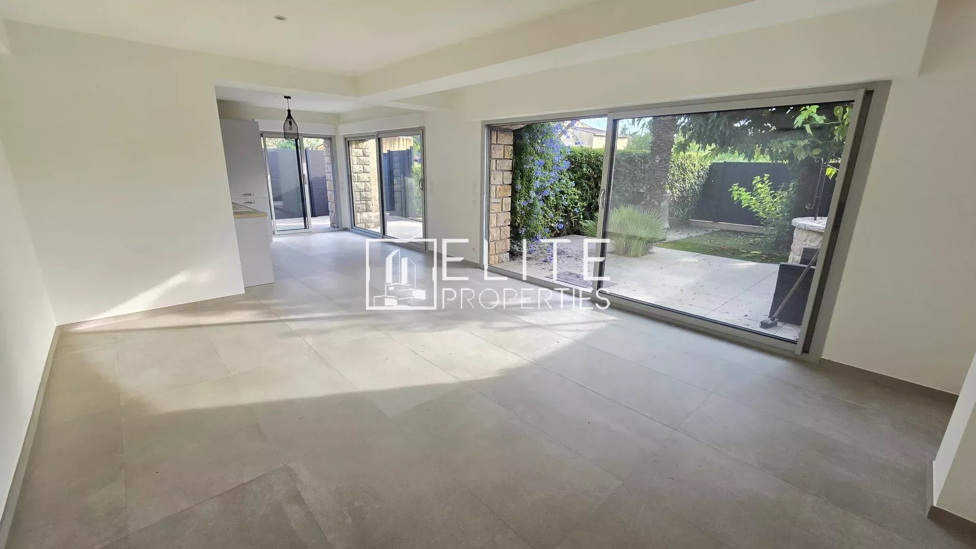 APPARTEMENT 3 PIECES 80m² + JARDIN + 2 PARKINGS MOUANS-SARTOUX