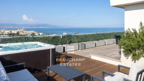 penthouse avec vue mer panoramique et piscine - antibes