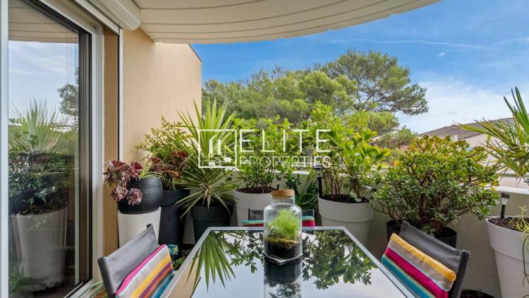 Appartement 3 pièces rénové avec terrasse — Dernier étage