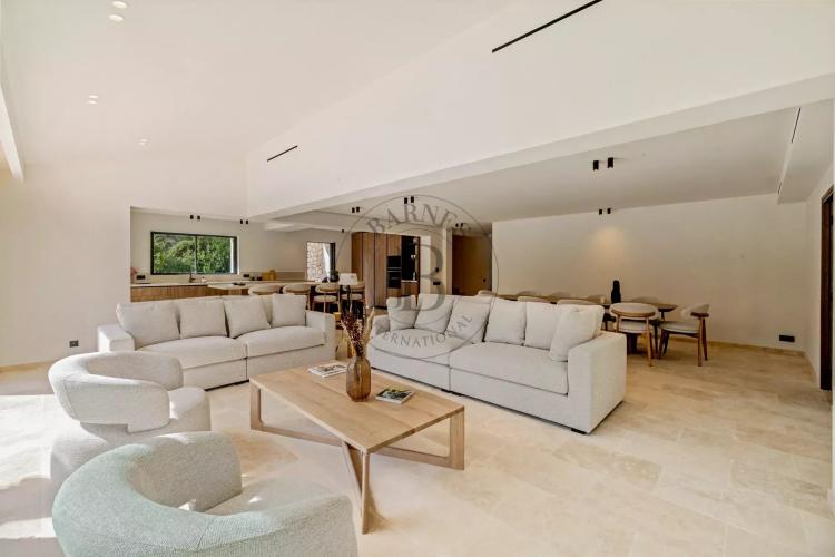 MOUGINS - VILLA PROVENCALE RENOVEE - QUARTIER PRISE