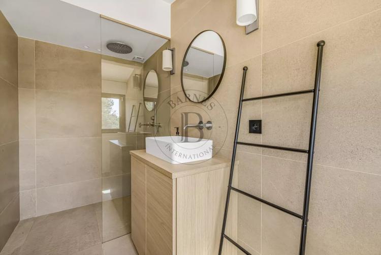 MOUGINS - VILLA RECEMMENT RENOVEE DANS UN DOMAINE CONFIDENTIEL
