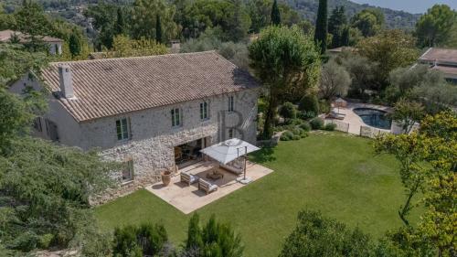 MOUGINS – PROPRIÉTÉ EN PIERRE RÉNOVÉE