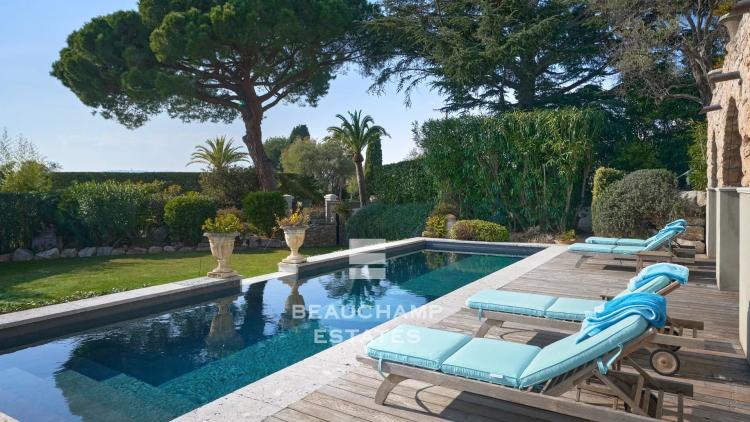 Villa avec piscine et vue mer à pied des plages et des commerces - cap d'Antibes