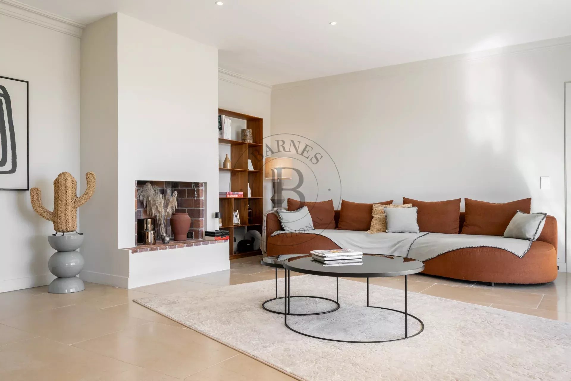 MOUGINS - VILLA NÉO-PROVENÇALE - VUE PANORAMIQUE