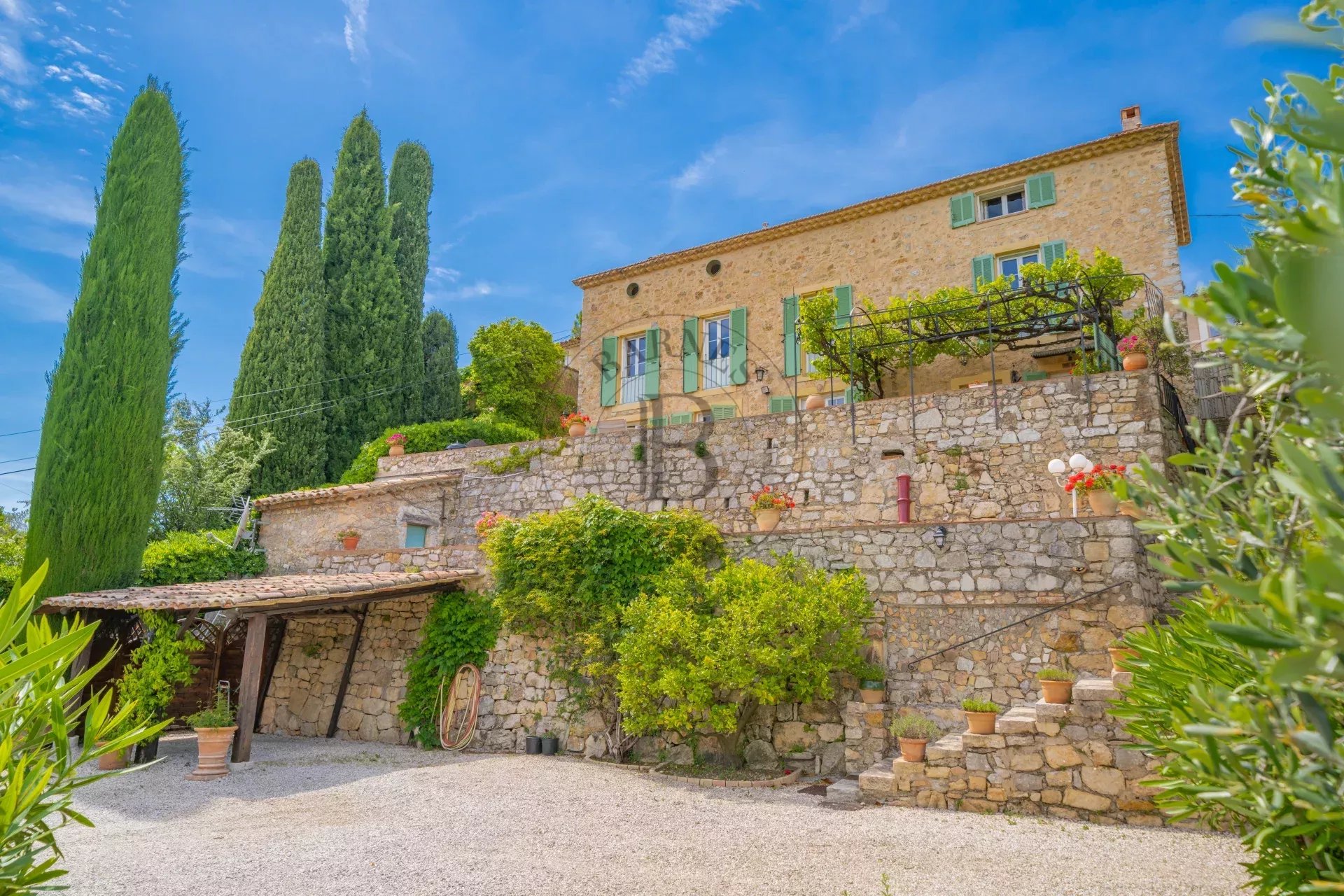MOUGINS – VILLA EN PIERRE – VUE COLLINES ET MER