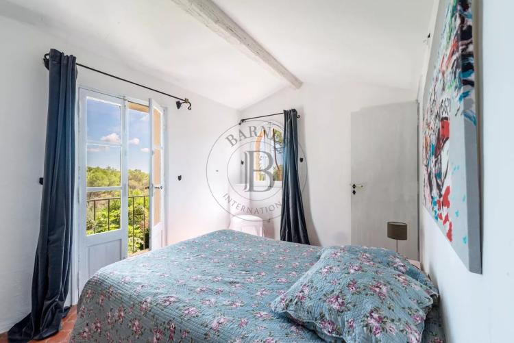 PROCHE MOUGINS - DOMAINE DE CASTELLARAS - AU CALME